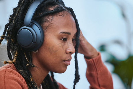 音乐、耳机和黑人女性对心理健康的思考，以及在学习时保持冷静与平静的想法。