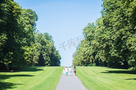 赛博科技背景摄影照片_夏天一家人一起在赛伦塞斯特公园散步