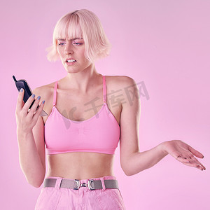 复古手机、时尚和女性，粉红色背景出现故障，网络问题、问题或垃圾邮件。