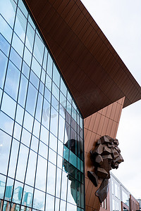 商业论坛摄影照片_格但斯克波兰 2022 年 5 月 — 论坛 — 购物中心现代外观，玻璃立面，晴空背景。