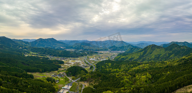 日本山区农业小镇高速公路鸟瞰图