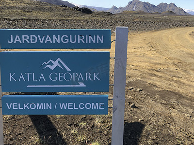欢迎来到冰岛卡特拉地质公园或 Jardvangurinn 的招牌