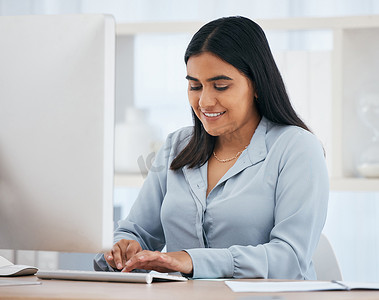 女商人、计算机和办公室通过快乐、微笑和放松在线工作的员工工作。