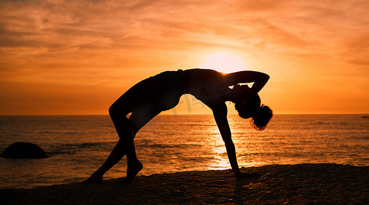 日出时在海滩上进行锻炼、训练和普拉提锻炼的女性的平衡、瑜伽和剪影。