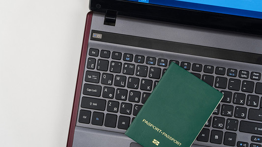 键盘上的绿色护照