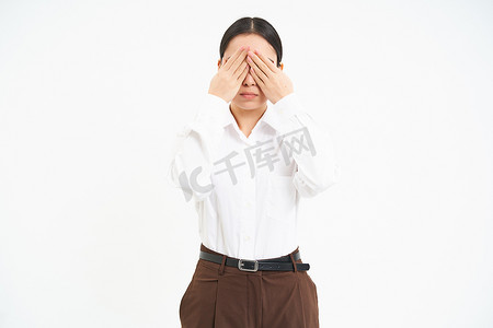 亚洲年轻女性的画像用手遮住眼睛，躲避某物，白色背景