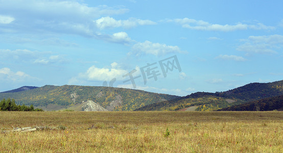 与山的夏天风景