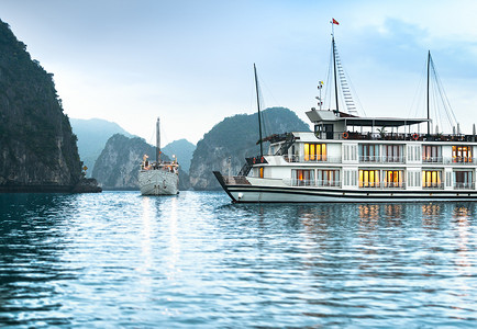两艘船在美丽的下龙湾，越南，亚洲。
