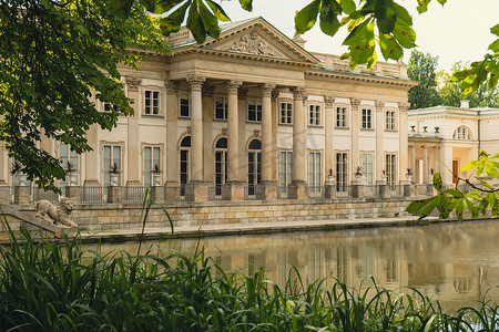 古典主义摄影照片_在华沙的 Lazienki 公园旅游胜地岛上的巴斯古典主义宫殿。 