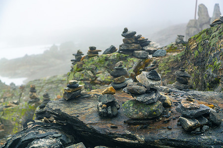 童话壁纸摄影照片_为挪威童话巨魔堆放的石头