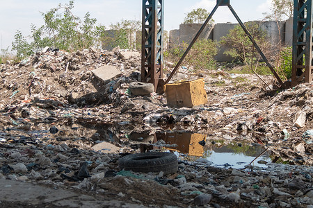 一个巨大的垃圾填埋场，用于处理废物。
