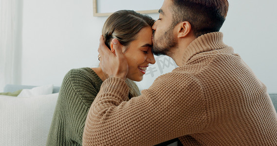 分享时刻摄影照片_与家中的一对夫妇一起爱、支持和快乐，通过亲吻分享亲密的时刻。