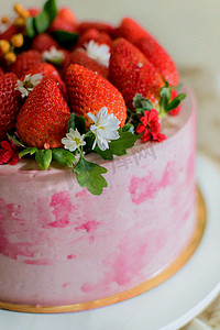 美丽的粉色草莓蛋糕新鲜水果