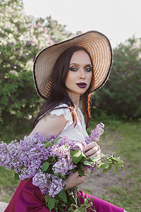 记得看淡些摄影照片_一个黑头发的时尚女孩，夏天淡紫色色调的春天肖像。