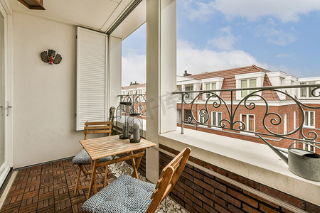 现代阳台摄影照片_带桌椅和窗户的阳台