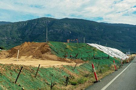 修建一条高架公路以防止公路洪水泛滥