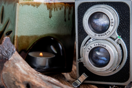 相机焦距摄影照片_木制背景上的老式两镜头照片相机。