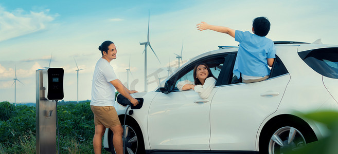 电动汽车风电场进步幸福家庭的概念。