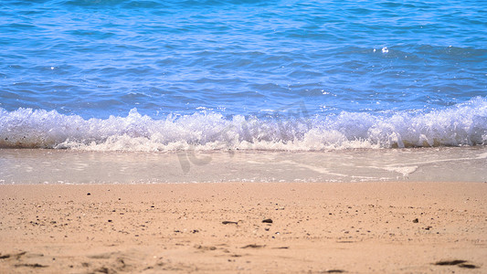 清澈的浅蓝色海水飞溅到海滩