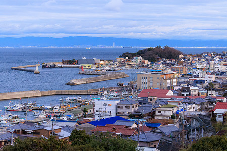 1月16日摄影照片_日本淡路 — 2023年1月16日：Iwaya小渔村的混凝土防波堤保护港口