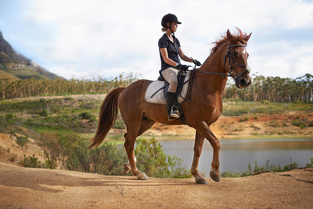 自由如风……骑着一匹栗色马的美丽少妇。