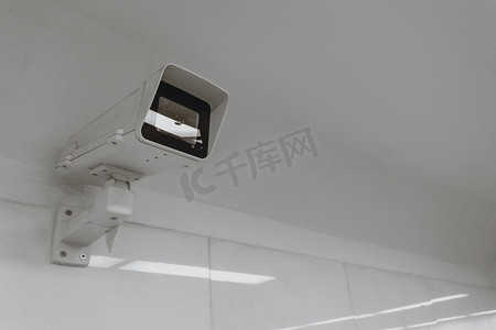 城市视频监控系统-天花板下的安全摄像头，侧视图