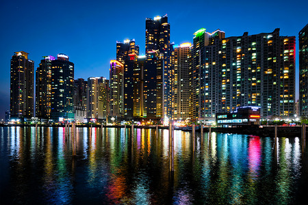 海洋之城摄影照片_釜山码头城市摩天大楼在夜间被照亮