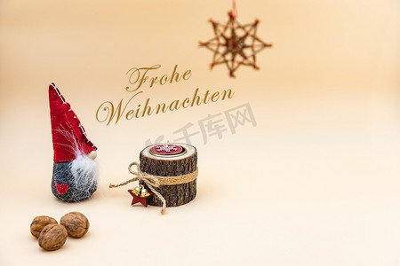 带有文字 Frohe Weihnachten 的贺卡，颜色为红色、棕色、米色和白色 — 圣诞壁纸