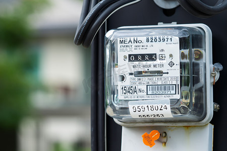 泰国曼谷，2022年6月20日，家庭和办公室能源成本电表测量。