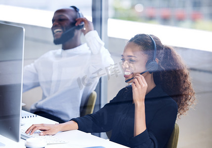 呼叫中心，搞笑和员工在计算机上大笑，以提供咨询、电话营销和客户支持。
