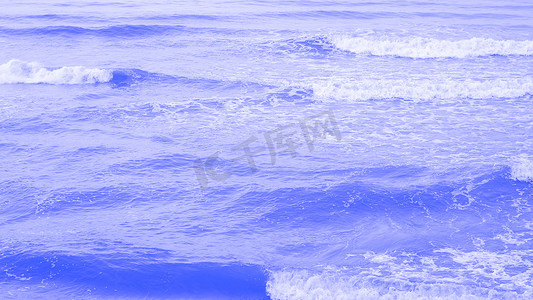 抽象海洋摄影照片_真实照片海水波浪，抽象背景，自然力量，淡淡的淡蓝色更多库存