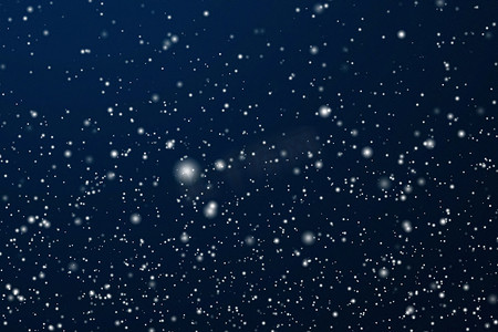 深蓝色蓝色摄影照片_寒假和冬季背景，白雪落在深蓝色背景上，雪花散景和降雪颗粒作为圣诞节和下雪假期设计的抽象下雪场景