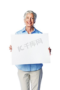 白色高级海报背景摄影照片_带有营销海报、广告横幅或产品植入的标语牌模型、肖像和高级快乐女性。