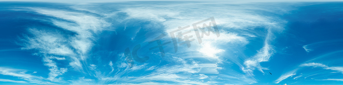 鲸鱼可视化摄影照片_明亮的发光卷云的天空全景。 