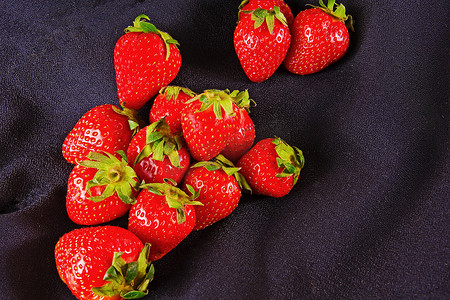 黑色表面上的浆果成熟草莓