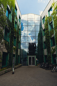 波兰华沙 — 2022 年 5 月，华沙大学图书馆现代建筑和绿化屋顶上的植物园。