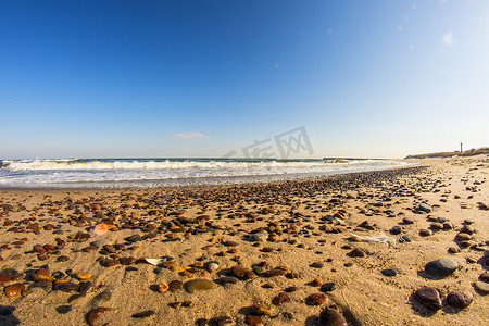 石子摄影照片_波罗的海偏僻的海滩，鹅卵石和蓝天