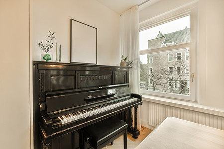 客厅窗户旁边的一架钢琴