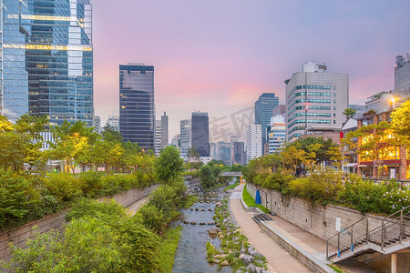 首尔市中心的公共休闲空间清溪川
