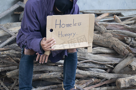 无家可归者摄影照片_无家可归者和饥饿的街头求助者的特写镜头