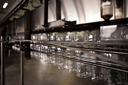自动化的生产线摄影照片_矿泉水工厂的生产线。