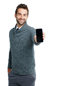 肖像、微笑或带有手机屏幕的商人，用于工作室的营销模型、广告或品牌海报。