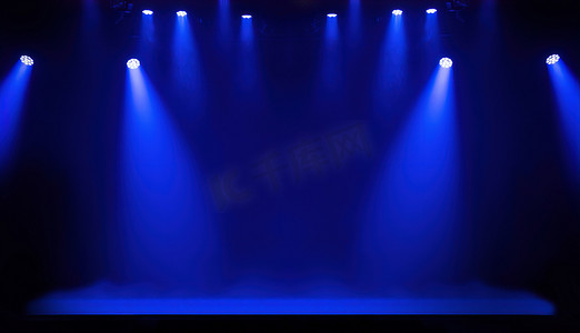 自由舞台上的灯光，蓝色聚光灯下的场景