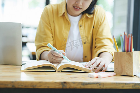 认真的年轻亚洲学生正在读书准备考试。