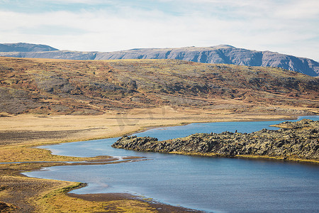 2022岩石摄影照片_秋季的 Selvallavatn 湖 — 冰岛，2022 年 9 月