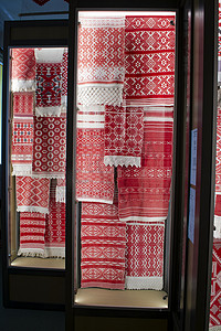 白俄罗斯民间工艺品博览会上绣有国家红白相间的毛巾质地