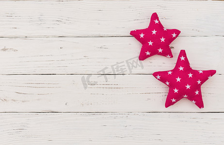 白色木头上的粉色星星装饰
