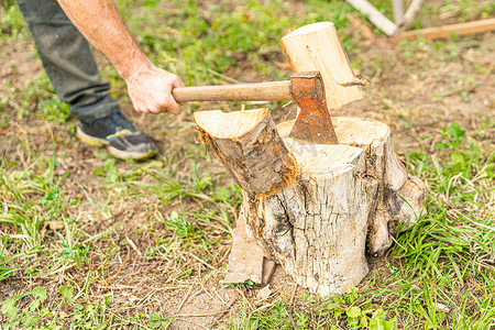 一个人用斧头砍木头的俯视图