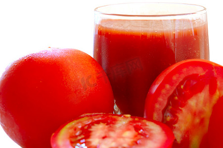 玻璃和西红柿中的新鲜西红柿汁。