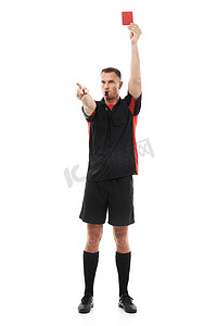 裁判员、哨子和红牌手警告，同时指向足球规则、处罚或失败。